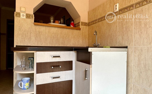 MAĎARSKO - MUCSONY 6 IZBOVÝ POSCHODOVÝ RD S DVOMA BYTOVÝMI JEDNOTKAMI.