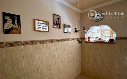 MAĎARSKO - MUCSONY 6 IZBOVÝ POSCHODOVÝ RD S DVOMA BYTOVÝMI JEDNOTKAMI.