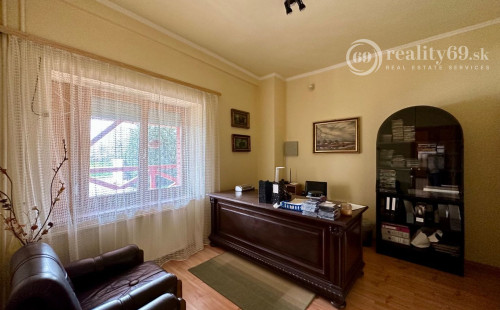 MAĎARSKO - MUCSONY 6 IZBOVÝ POSCHODOVÝ RD S DVOMA BYTOVÝMI JEDNOTKAMI.