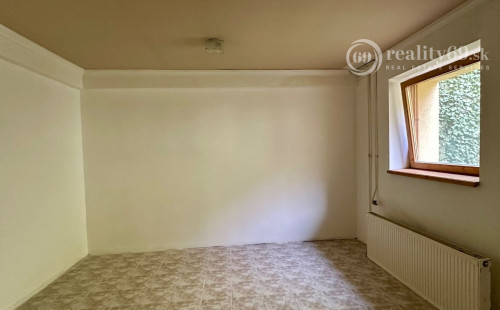 MAĎARSKO - MUCSONY 6 IZBOVÝ POSCHODOVÝ RD S DVOMA BYTOVÝMI JEDNOTKAMI.