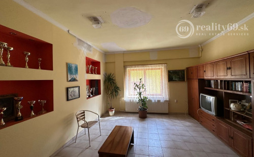 MAĎARSKO - MUCSONY 6 IZBOVÝ POSCHODOVÝ RD S DVOMA BYTOVÝMI JEDNOTKAMI.