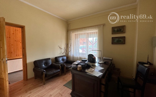 MAĎARSKO - MUCSONY 6 IZBOVÝ POSCHODOVÝ RD S DVOMA BYTOVÝMI JEDNOTKAMI.