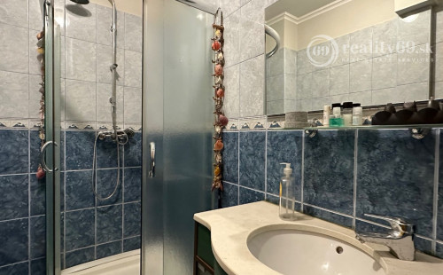 MAĎARSKO - MUCSONY 6 IZBOVÝ POSCHODOVÝ RD S DVOMA BYTOVÝMI JEDNOTKAMI.