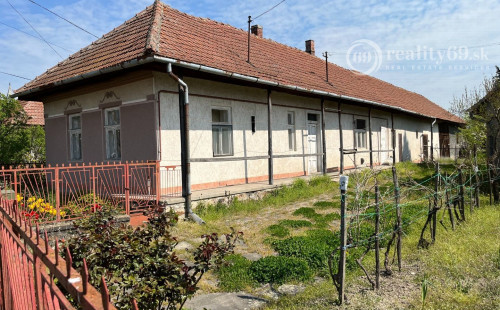 MAĎARSKO - ALSOREGMEC 3 IZBOVÝ RODINNÝ DOM S OBROVSKÝM POTENCIÁLOM NA  POZEMOKU S ROZLOHOU 3000 M2.