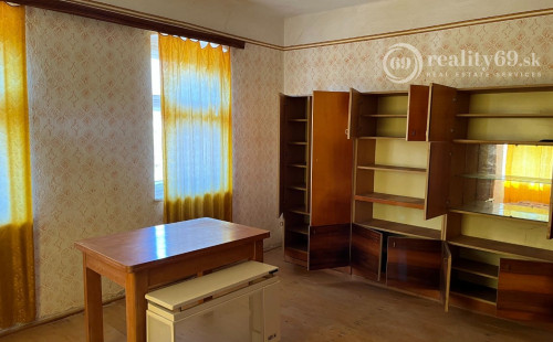 MAĎARSKO - ALSOREGMEC 3 IZBOVÝ RODINNÝ DOM S OBROVSKÝM POTENCIÁLOM NA  POZEMOKU S ROZLOHOU 3000 M2.