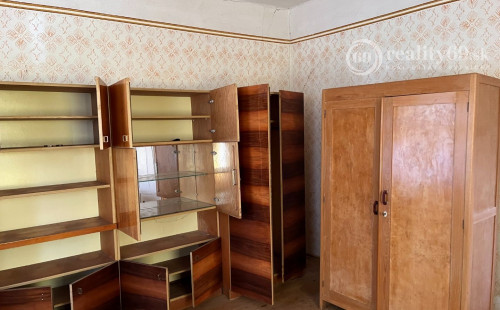 MAĎARSKO - ALSOREGMEC 3 IZBOVÝ RODINNÝ DOM S OBROVSKÝM POTENCIÁLOM NA  POZEMOKU S ROZLOHOU 3000 M2.