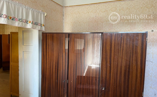 MAĎARSKO - ALSOREGMEC 3 IZBOVÝ RODINNÝ DOM S OBROVSKÝM POTENCIÁLOM NA  POZEMOKU S ROZLOHOU 3000 M2.