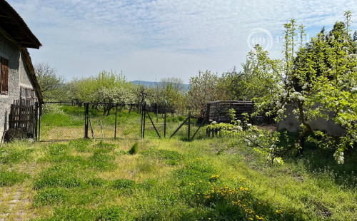 MAĎARSKO - ALSOREGMEC 3 IZBOVÝ RODINNÝ DOM S OBROVSKÝM POTENCIÁLOM NA  POZEMOKU S ROZLOHOU 3000 M2.