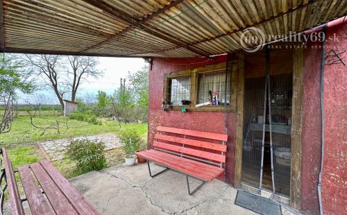 MAĎARSKO - SAJÓSZEGED ZÁHRADA S CHATKOU A GARÁŽOU PRI TISZAÚJVAROSI.