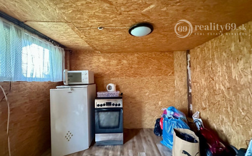 MAĎARSKO - SAJÓSZEGED ZÁHRADA S CHATKOU A GARÁŽOU PRI TISZAÚJVAROSI.