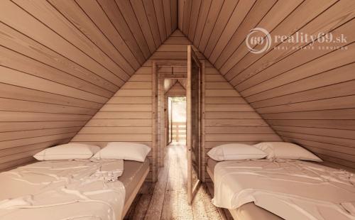 DOMAŠA - HOLČÍKOVCE, CELOROČNE OBÝVATEĽNÁ CHATA S VÝHĽADOM NA VODU.