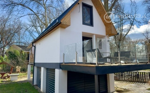 MAĎARSKO - TISZACSEGE - PERFEKTNÁ POSCHODOVÁ CHATA, TERASA, VÍRIVKA, PRI RIEKE TISZA A TERMÁLNOM KÚPALISKU.