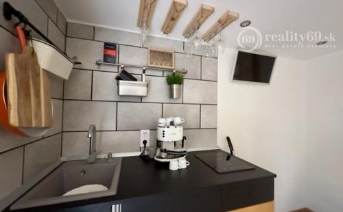 MAĎARSKO - TISZACSEGE - PERFEKTNÁ POSCHODOVÁ CHATA, TERASA, VÍRIVKA, PRI RIEKE TISZA A TERMÁLNOM KÚPALISKU.