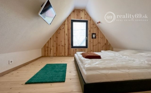 MAĎARSKO - TISZACSEGE - PERFEKTNÁ POSCHODOVÁ CHATA, TERASA, VÍRIVKA, PRI RIEKE TISZA A TERMÁLNOM KÚPALISKU.