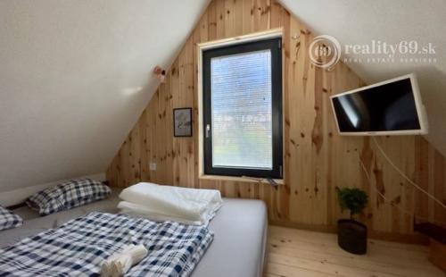 MAĎARSKO - TISZACSEGE - PERFEKTNÁ POSCHODOVÁ CHATA, TERASA, VÍRIVKA, PRI RIEKE TISZA A TERMÁLNOM KÚPALISKU.