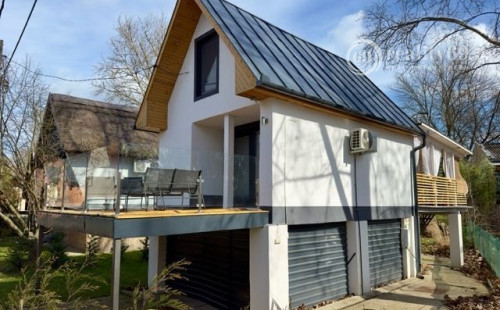 MAĎARSKO - TISZACSEGE - PERFEKTNÁ POSCHODOVÁ CHATA, TERASA, VÍRIVKA, PRI RIEKE TISZA A TERMÁLNOM KÚPALISKU.