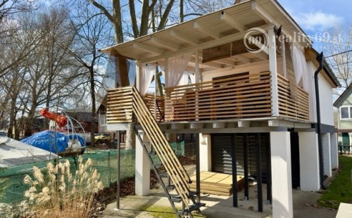 MAĎARSKO - TISZACSEGE - PERFEKTNÁ POSCHODOVÁ CHATA, TERASA, VÍRIVKA, PRI RIEKE TISZA A TERMÁLNOM KÚPALISKU.