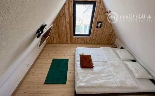 MAĎARSKO - TISZACSEGE - PERFEKTNÁ POSCHODOVÁ CHATA, TERASA, VÍRIVKA, PRI RIEKE TISZA A TERMÁLNOM KÚPALISKU.