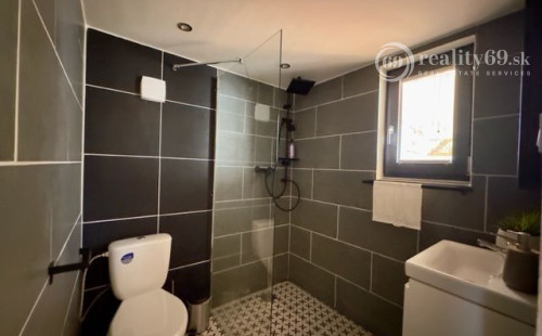 MAĎARSKO - TISZACSEGE - PERFEKTNÁ POSCHODOVÁ CHATA, TERASA, VÍRIVKA, PRI RIEKE TISZA A TERMÁLNOM KÚPALISKU.