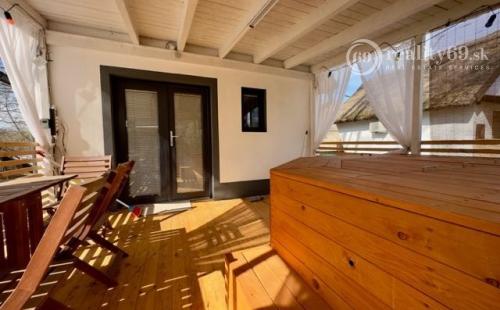 MAĎARSKO - TISZACSEGE - PERFEKTNÁ POSCHODOVÁ CHATA, TERASA, VÍRIVKA, PRI RIEKE TISZA A TERMÁLNOM KÚPALISKU.