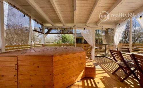 MAĎARSKO - TISZACSEGE - PERFEKTNÁ POSCHODOVÁ CHATA, TERASA, VÍRIVKA, PRI RIEKE TISZA A TERMÁLNOM KÚPALISKU.