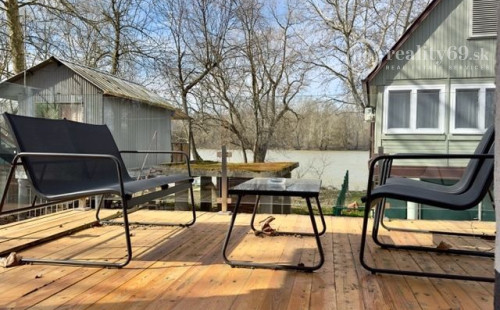 MAĎARSKO - TISZACSEGE - PERFEKTNÁ POSCHODOVÁ CHATA, TERASA, VÍRIVKA, PRI RIEKE TISZA A TERMÁLNOM KÚPALISKU.