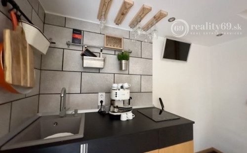 MAĎARSKO - TISZACSEGE - PERFEKTNÁ POSCHODOVÁ CHATA, TERASA, VÍRIVKA, PRI RIEKE TISZA A TERMÁLNOM KÚPALISKU.