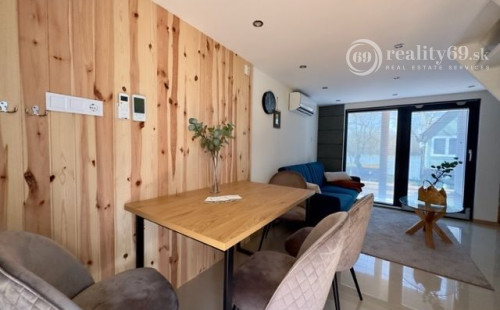 MAĎARSKO - TISZACSEGE - PERFEKTNÁ POSCHODOVÁ CHATA, TERASA, VÍRIVKA, PRI RIEKE TISZA A TERMÁLNOM KÚPALISKU.