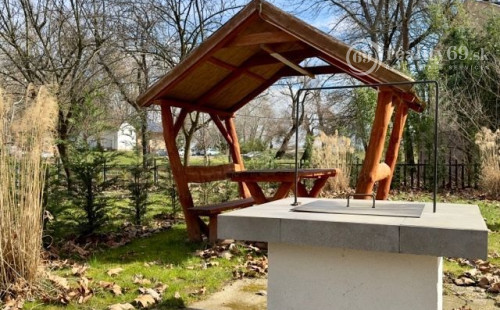 MAĎARSKO - TISZACSEGE - PERFEKTNÁ POSCHODOVÁ CHATA, TERASA, VÍRIVKA, PRI RIEKE TISZA A TERMÁLNOM KÚPALISKU.