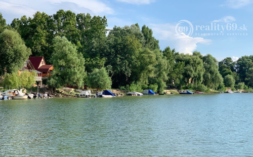 MAĎARSKO - TISZACSEGE - PERFEKTNÁ POSCHODOVÁ CHATA, TERASA, VÍRIVKA, PRI RIEKE TISZA A TERMÁLNOM KÚPALISKU.