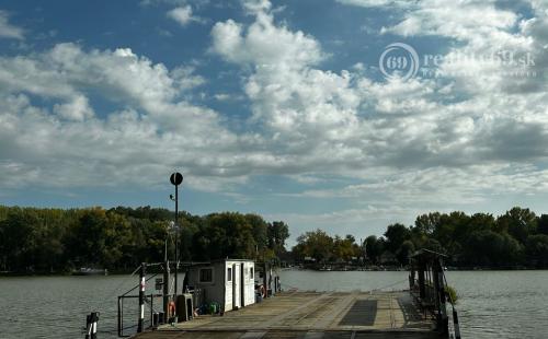 MAĎARSKO - TISZACSEGE - PERFEKTNÁ POSCHODOVÁ CHATA, TERASA, VÍRIVKA, PRI RIEKE TISZA A TERMÁLNOM KÚPALISKU.