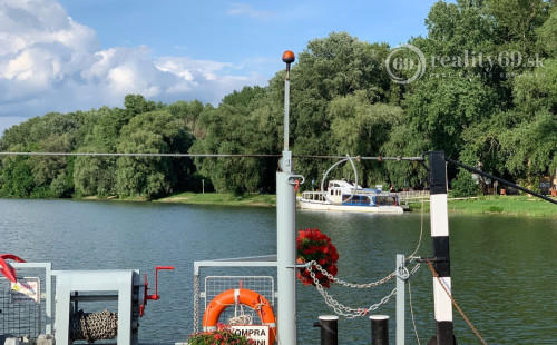 MAĎARSKO - TISZACSEGE - PERFEKTNÁ POSCHODOVÁ CHATA, TERASA, VÍRIVKA, PRI RIEKE TISZA A TERMÁLNOM KÚPALISKU.