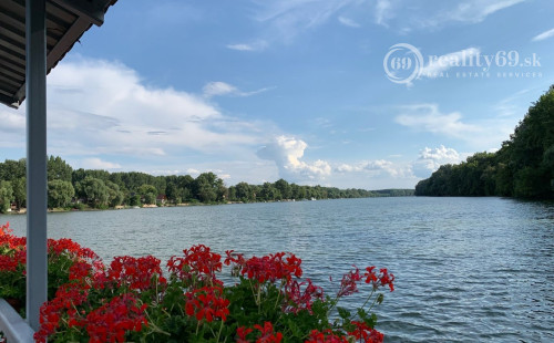 MAĎARSKO - TISZACSEGE - PERFEKTNÁ POSCHODOVÁ CHATA, TERASA, VÍRIVKA, PRI RIEKE TISZA A TERMÁLNOM KÚPALISKU.