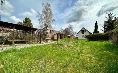 MAĎARSKO - TISZACSEGE - POSCHODOVÁ ZATEPLENÁ 3 IZBOVÁ CHATA, TERASA PRI TERMÁLNOM KÚPALISKU.