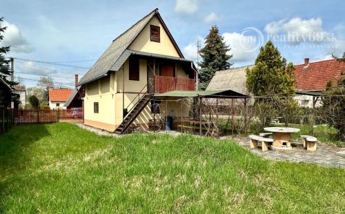 MAĎARSKO - TISZACSEGE - POSCHODOVÁ ZATEPLENÁ 3 IZBOVÁ CHATA, TERASA PRI TERMÁLNOM KÚPALISKU.