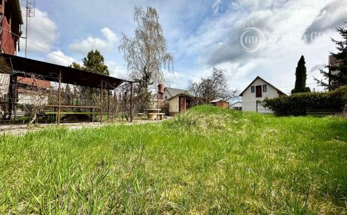 MAĎARSKO - TISZACSEGE - POSCHODOVÁ ZATEPLENÁ 3 IZBOVÁ CHATA, TERASA PRI TERMÁLNOM KÚPALISKU.