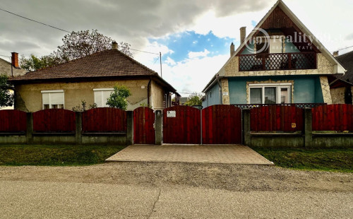 MAĎARSKO - FORRÓ - 3 RODINNÉ DOMY S PRÍSLUŠENSTVOM, VEĽKÝ POZEMOK.