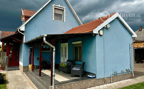 MAĎARSKO - FORRÓ - 3 RODINNÉ DOMY S PRÍSLUŠENSTVOM, VEĽKÝ POZEMOK.