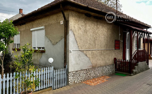 MAĎARSKO - FORRÓ - 3 RODINNÉ DOMY S PRÍSLUŠENSTVOM, VEĽKÝ POZEMOK.