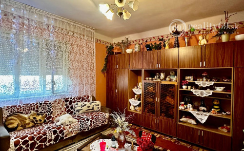 MAĎARSKO - FORRÓ - 3 RODINNÉ DOMY S PRÍSLUŠENSTVOM, VEĽKÝ POZEMOK.