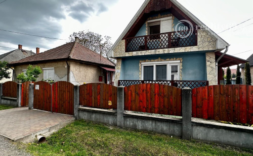 MAĎARSKO - FORRÓ - 3 RODINNÉ DOMY S PRÍSLUŠENSTVOM, VEĽKÝ POZEMOK.