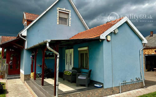 MAĎARSKO - FORRÓ - 3 RODINNÉ DOMY S PRÍSLUŠENSTVOM, VEĽKÝ POZEMOK.