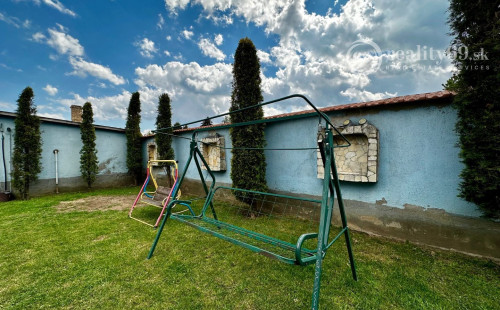 MAĎARSKO - FORRÓ - 3 RODINNÉ DOMY S PRÍSLUŠENSTVOM, VEĽKÝ POZEMOK.