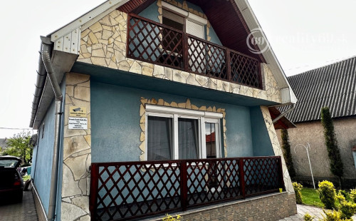 MAĎARSKO - FORRÓ - 3 RODINNÉ DOMY S PRÍSLUŠENSTVOM, VEĽKÝ POZEMOK.