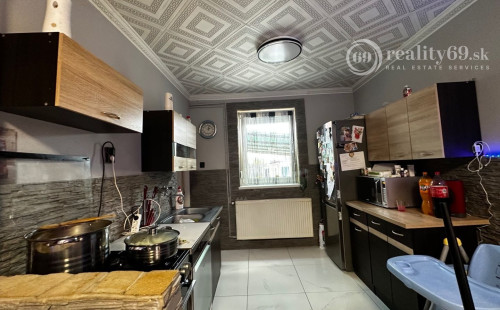 MAĎARSKO - FORRÓ - 3 RODINNÉ DOMY S PRÍSLUŠENSTVOM, VEĽKÝ POZEMOK.