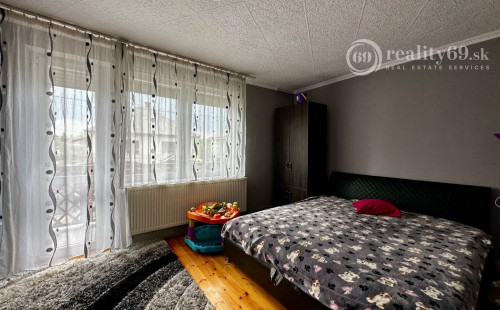 MAĎARSKO - FORRÓ - 3 RODINNÉ DOMY S PRÍSLUŠENSTVOM, VEĽKÝ POZEMOK.