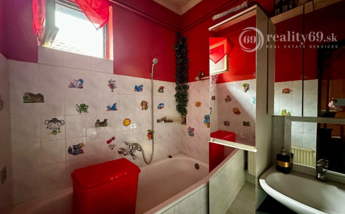 MAĎARSKO - FORRÓ - 3 RODINNÉ DOMY S PRÍSLUŠENSTVOM, VEĽKÝ POZEMOK.