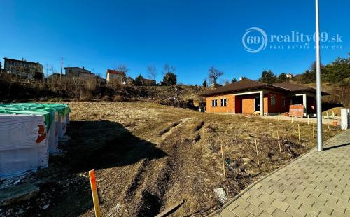 LEVOČA  - DVA POZEMKY NA PREDAJ SO VŠETKÝMI IS A STAVEBNÝM POVOLENÍM