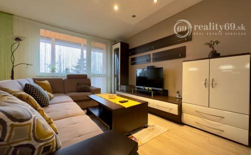 FURČA - BUZULUCKÁ PEKNÝ 3 IZBOVÝ BYT PO REKONŠTRUKCII 69 M2,  LODŽIA.