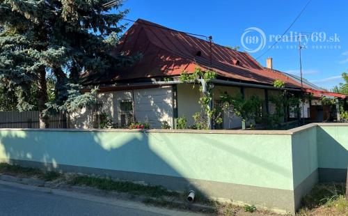 KECHNEC - RODINNÝ DOM NA VÝBORNOM MIESTE, POZEMOK 1.958M2.